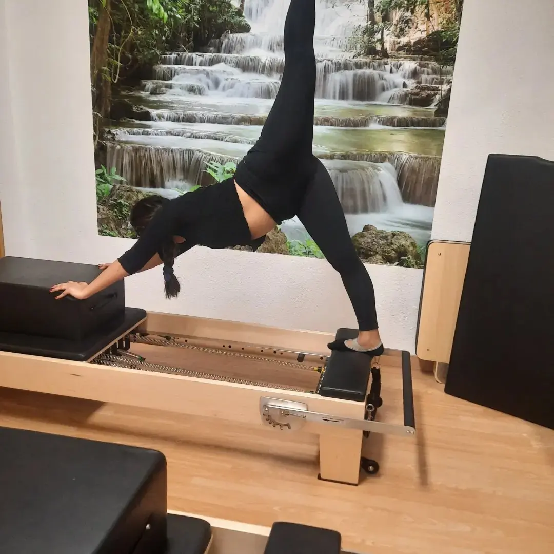 Estiramiento en reformer en la sala de la cascada