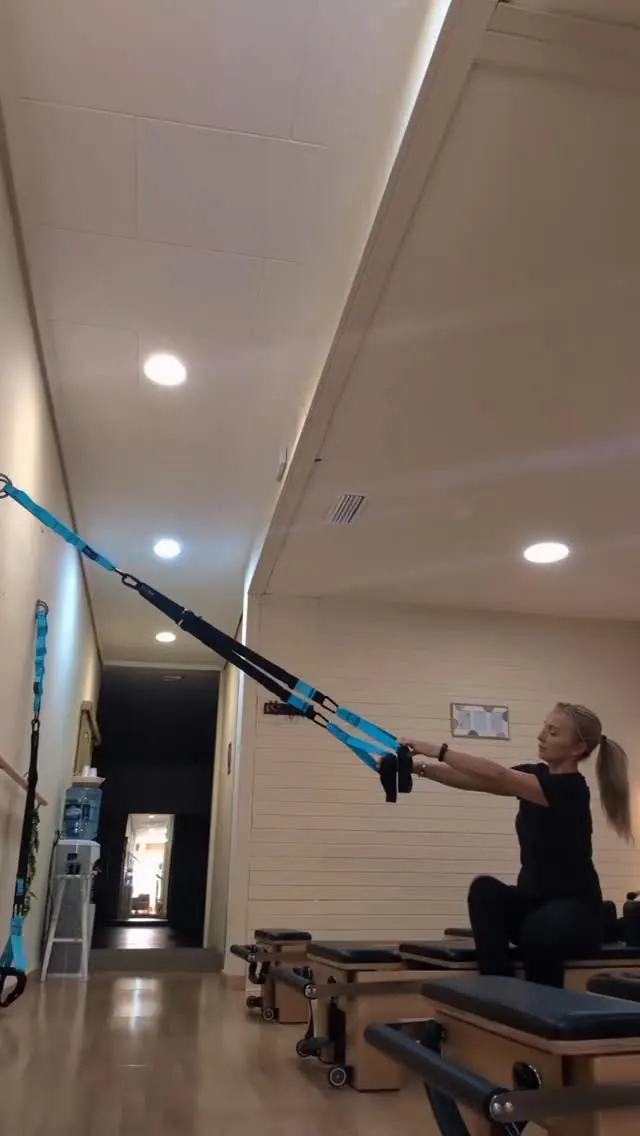 Ejercicio de TRX sobre reformer